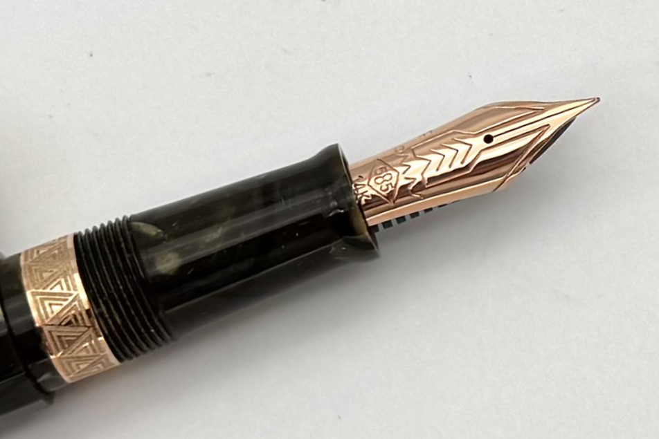 OMASParagonFountainPeninSaftGreenwithRoseGoldTrim_J